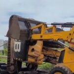 Máquina que caiu de caminhão na BR-420 em Mutuípe é desvirada com auxílio de retroescavadeira