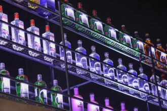 Ministério da Saúde confirmou mais de 100 casos de intoxicação por metanol e onze mortes estão sendo investigadas