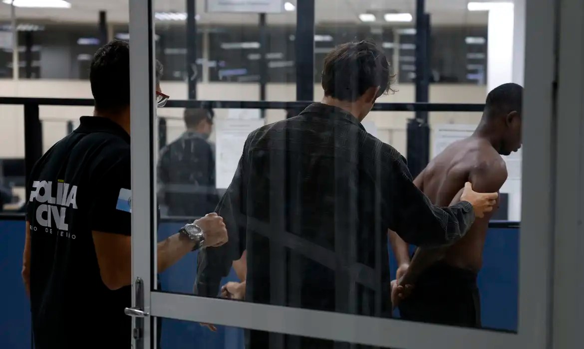 Ministros farão reunião de emergência com Castro nesta quarta-feira