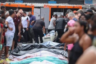 Moradores retiram cerca de 60 corpos em área de mata após operação