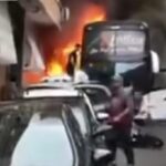 Ônibus de turismo pega fogo em Porto Alegre após enroscar em cabos de energia