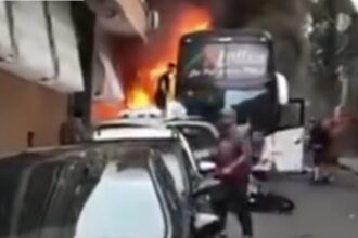 Ônibus de turismo pega fogo em Porto Alegre após enroscar em cabos de energia