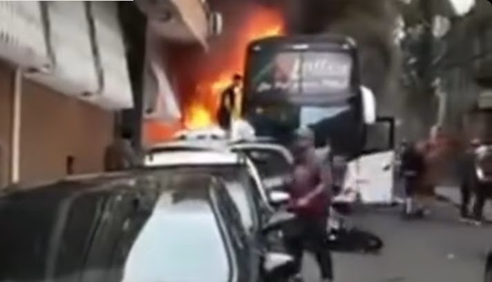 Ônibus de turismo pega fogo em Porto Alegre após enroscar em cabos de energia