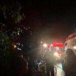 Ônibus de turismo tomba na BR-101 e deixa passageiros feridos