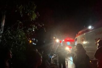 Ônibus de turismo tomba na BR-101 e deixa passageiros feridos