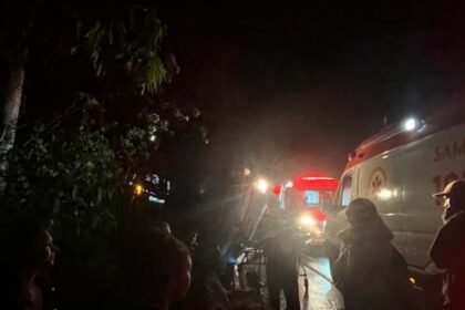 Ônibus de turismo tomba na BR-101 e deixa passageiros feridos