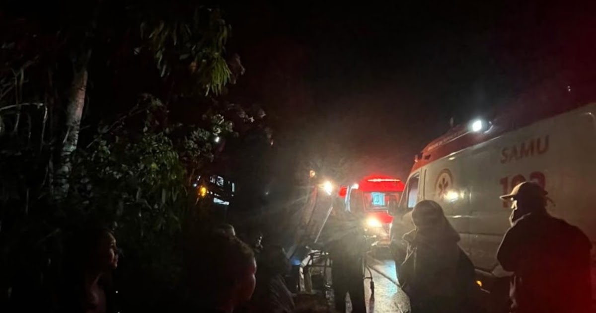 Ônibus de turismo tomba na BR-101 e deixa passageiros feridos