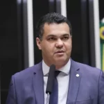 Overclean mira deputado baiano: Dal é abordado pela PF no aeroporto e tem celular apreendido, diz site