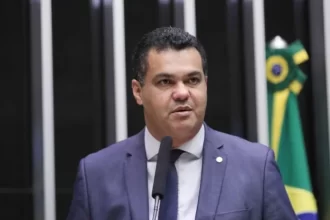 Overclean mira deputado baiano: Dal é abordado pela PF no aeroporto e tem celular apreendido, diz site