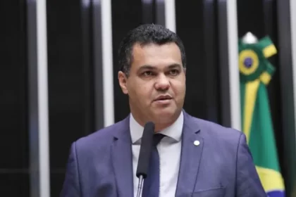 Overclean mira deputado baiano: Dal é abordado pela PF no aeroporto e tem celular apreendido, diz site