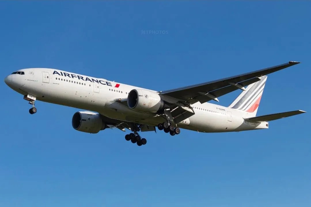 Passageiros ficam presos em avião na França com destino a Salvador