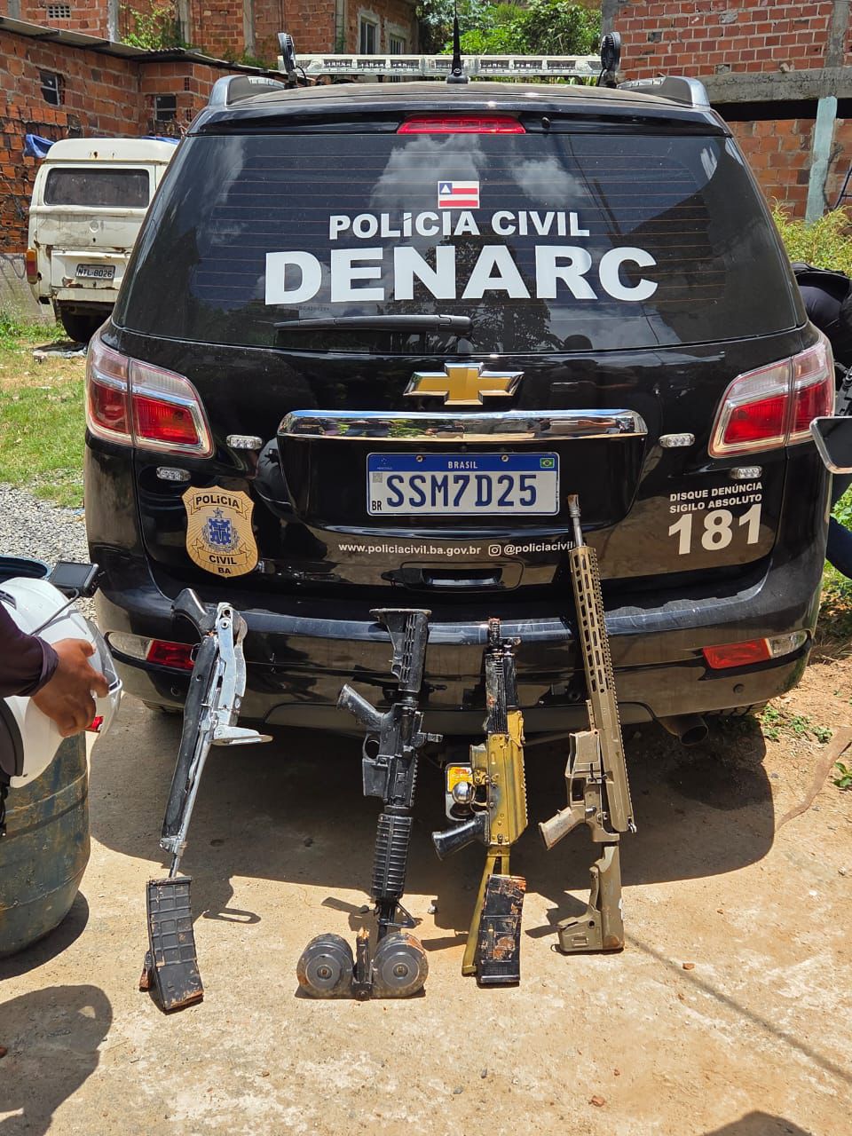 Polícia Civil apreende fuzis, espingarda e grande quantidade de drogas em Salvador