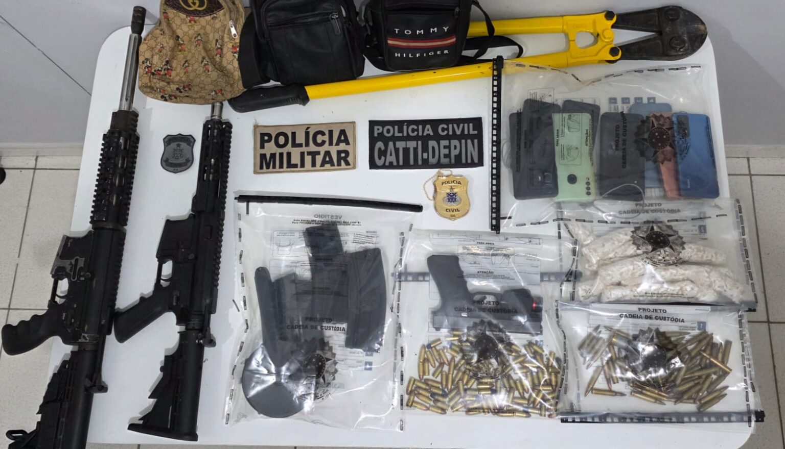 Polícia Civil apreende fuzis, pistola e drogas durante ação integrada