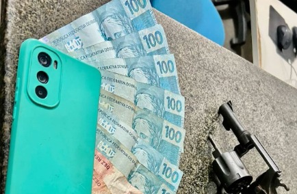 Polícia Militar prende homem com drogas, dinheiro e arma de fogo em distrito de Muritiba