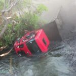 Ponte de madeira desaba no Maranhão e caminhão cai no rio Alpergatas