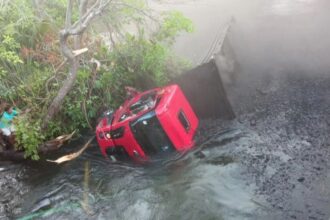 Ponte de madeira desaba no Maranhão e caminhão cai no rio Alpergatas