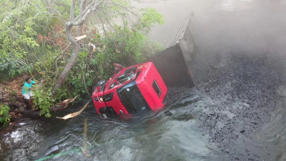 Ponte de madeira desaba no Maranhão e caminhão cai no rio Alpergatas