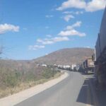 Tombamento de carreta com combustível interdita BR-242 em Ibitiara