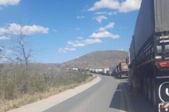 Tombamento de carreta com combustível interdita BR-242 em Ibitiara