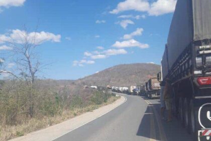 Tombamento de carreta com combustível interdita BR-242 em Ibitiara