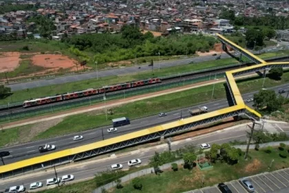 Transalvador autua 57 motociclistas por uso irregular de passarelas em Salvador
