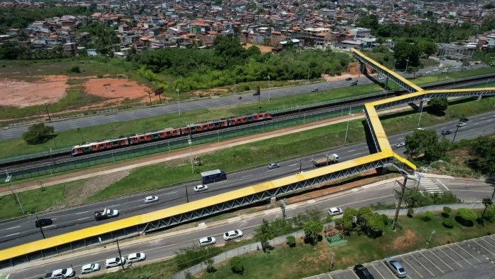 Transalvador autua 57 motociclistas por uso irregular de passarelas em Salvador