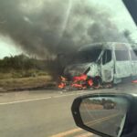 Van de Clínica pega fogo na BA-046 em Santo Antônio de Jesus; veículo ficou totalmente destruído