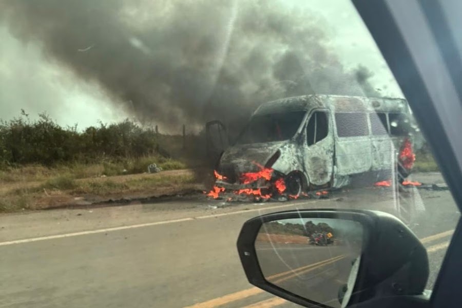 Van de Clínica pega fogo na BA-046 em Santo Antônio de Jesus; veículo ficou totalmente destruído