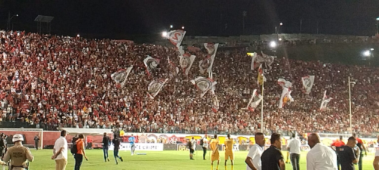 Vitória vence o Bahia e continua na luta contra o rebaixamento