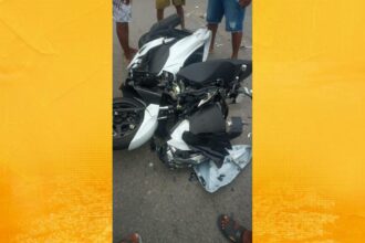 Acidente deixa motocicleta destruída na Av. ACM, em SAJ