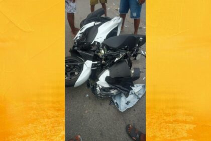 Acidente deixa motocicleta destruída na Av. ACM, em SAJ