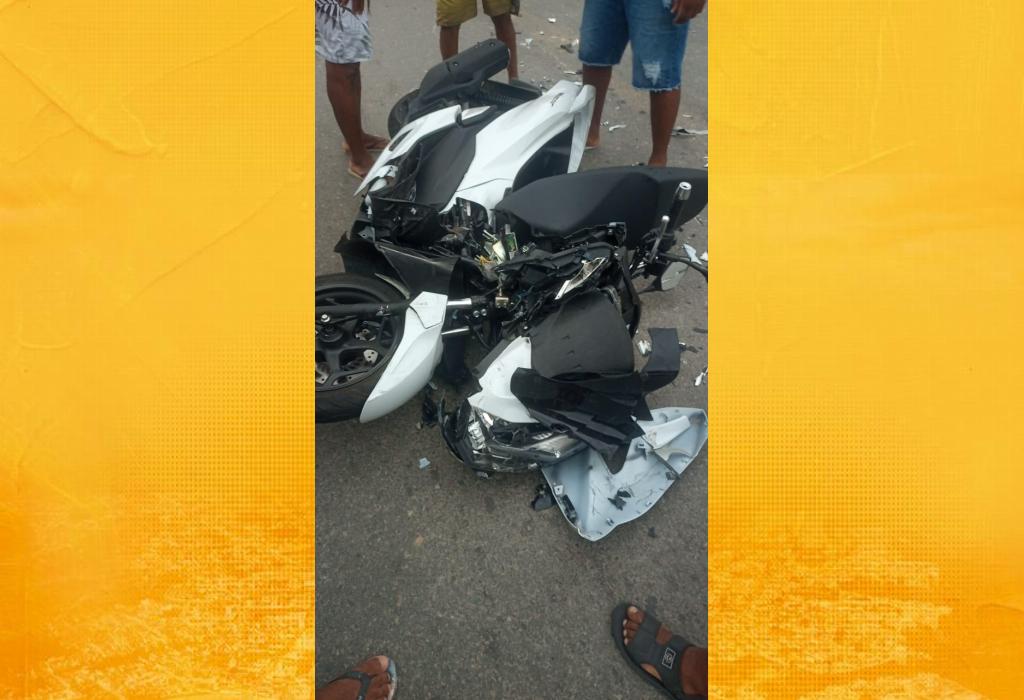 Acidente deixa motocicleta destruída na Av. ACM, em SAJ