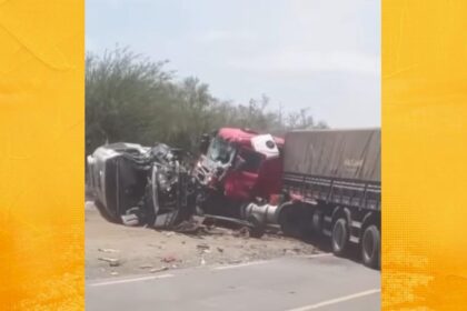 Acidente entre micro-ônibus e carreta interdita trecho da BR-116 entre Jaguaquara e Irajuba