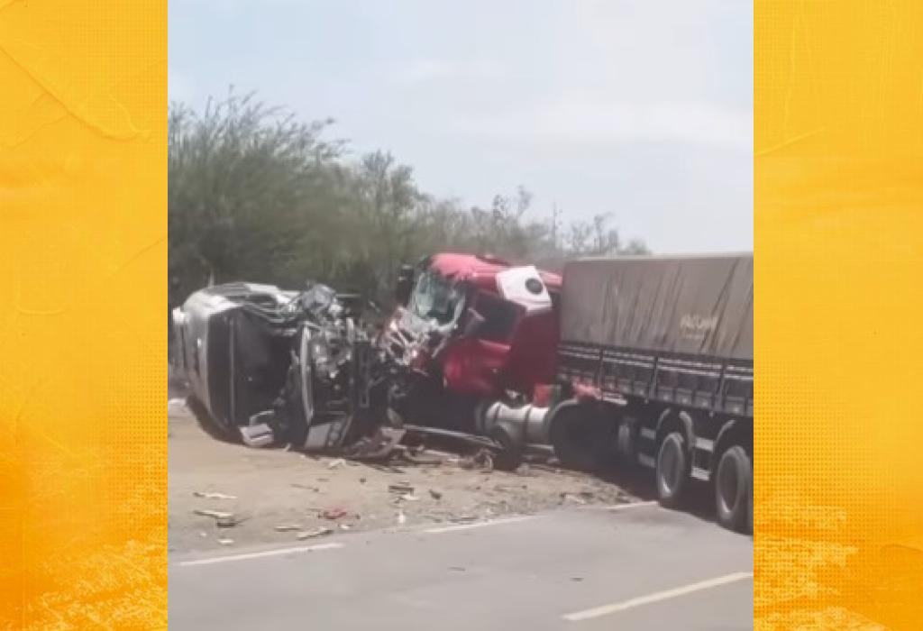 Acidente entre micro-ônibus e carreta interdita trecho da BR-116 entre Jaguaquara e Irajuba