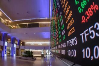 Bolsa sobe 1,7% e volta a bater recorde