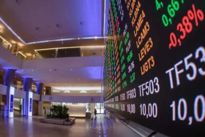 Bolsa sobe 1,7% e volta a bater recorde