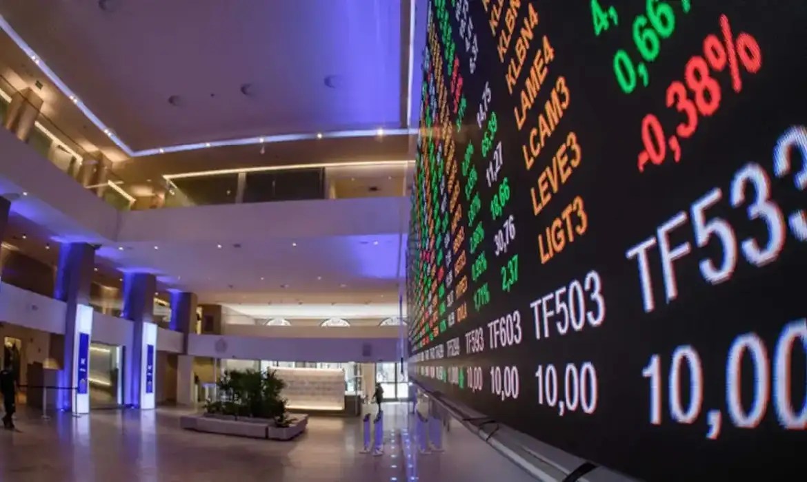 Bolsa sobe 1,7% e volta a bater recorde