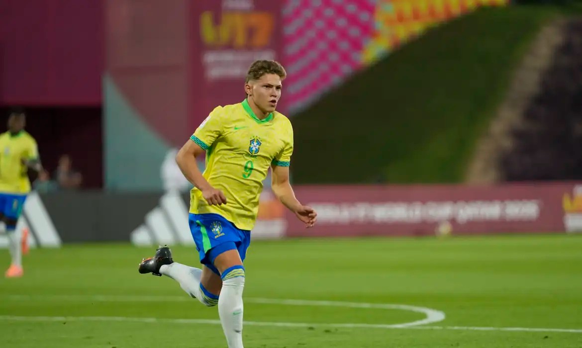 Brasil marca no último minuto e garante vaga na semi do Mundial Sub-17