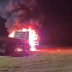 Caminhão é destruído por incêndio no Trevo da Muritiba, em Nazaré