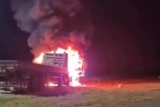 Caminhão é destruído por incêndio no Trevo da Muritiba, em Nazaré