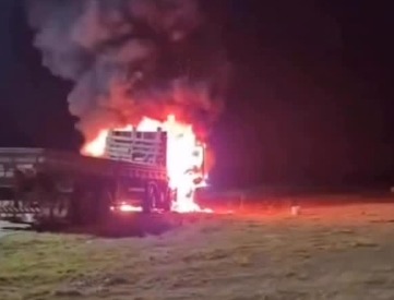 Caminhão é destruído por incêndio no Trevo da Muritiba, em Nazaré