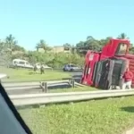 Caminhão tomba e carga é saqueada por moradores em Dias d’Ávila