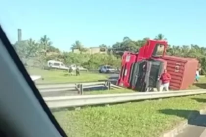 Caminhão tomba e carga é saqueada por moradores em Dias d’Ávila
