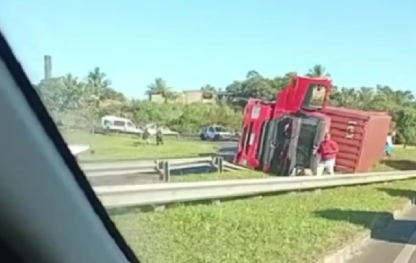 Caminhão tomba e carga é saqueada por moradores em Dias d’Ávila