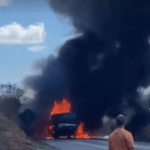 Carretas pegam fogo após batida e trecho de rodovia é interditado em Vitória da Conquista