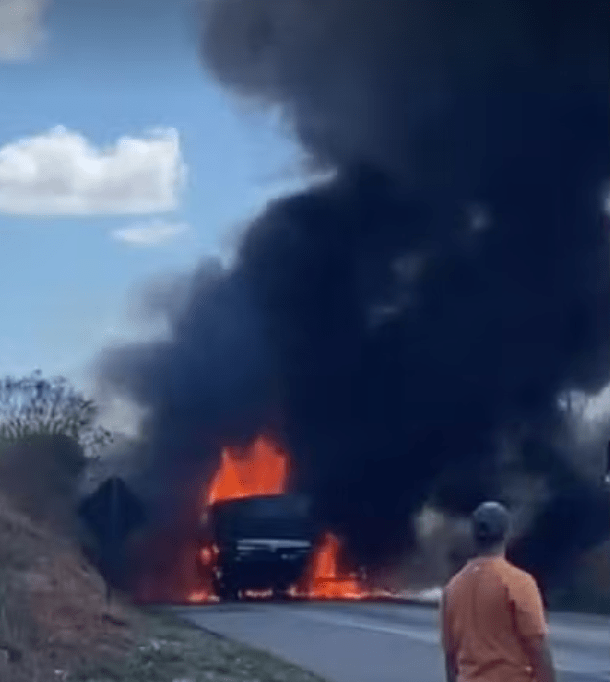 Carretas pegam fogo após batida e trecho de rodovia é interditado em Vitória da Conquista