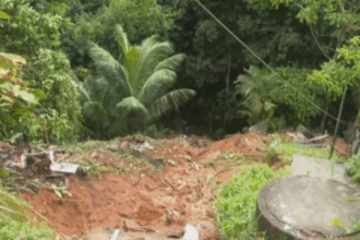 Casa desaba durante fortes chuvas e deixa casal ferido em Salvador