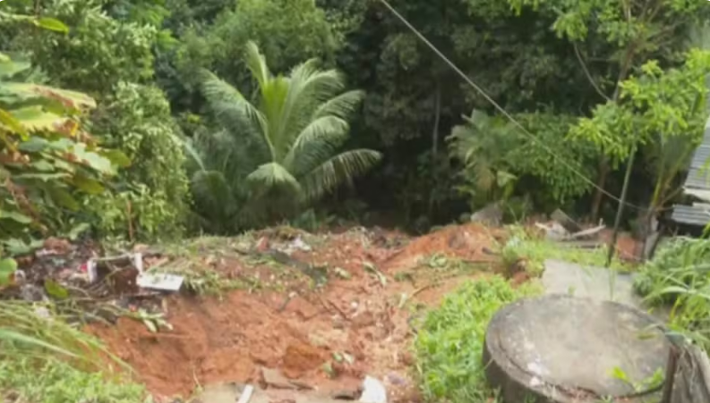 Casa desaba durante fortes chuvas e deixa casal ferido em Salvador