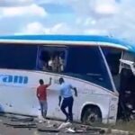 Colisão entre caminhão baú e ônibus deixa dois mortos e vários feridos na região de Feira de Santana