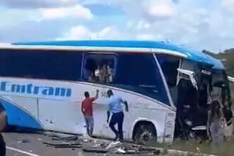 Colisão entre caminhão baú e ônibus deixa dois mortos e vários feridos na região de Feira de Santana